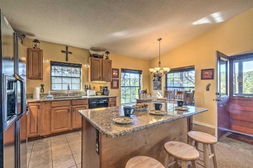 Ruidoso Cabin with Hot Tub and Fantastic Mountain Views - image 10