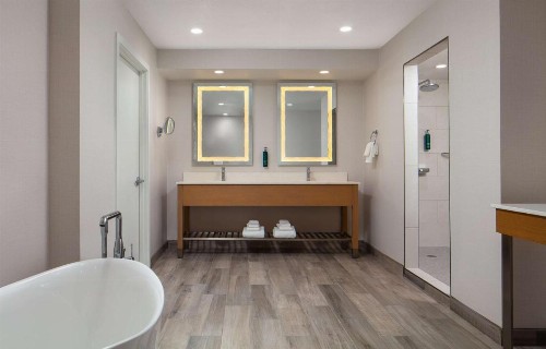 DoubleTree By Hilton Sacramento - image 27