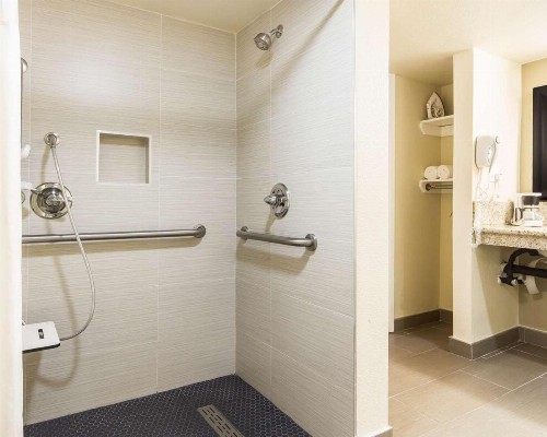 Quality Inn Sacramento - image 13