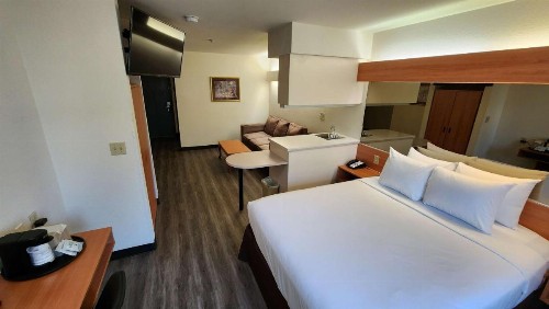 Super 8 by Wyndham Sacramento Airport - image 2