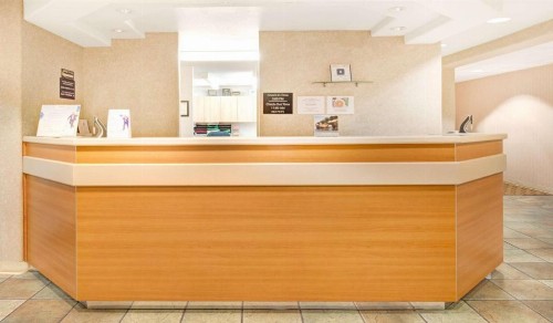 Super 8 by Wyndham Sacramento Airport - image 5