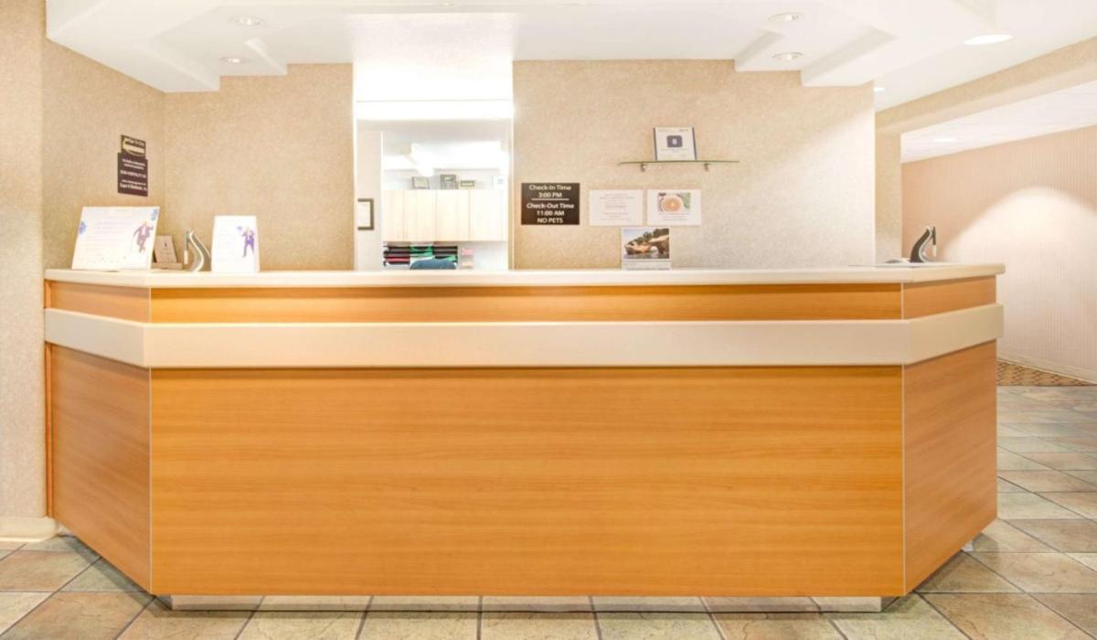 Super 8 by Wyndham Sacramento Airport - image 5