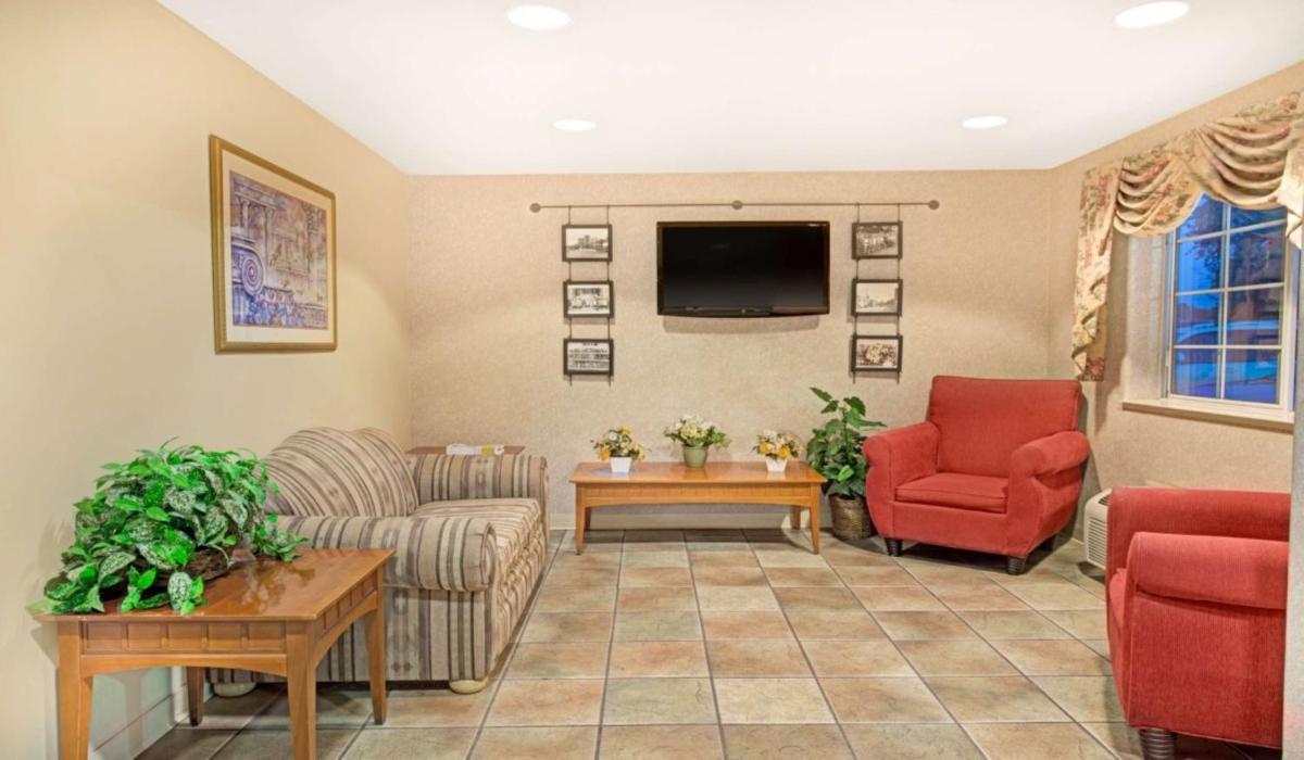 Super 8 by Wyndham Sacramento Airport - image 6