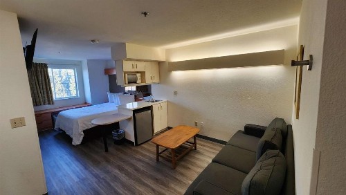 Super 8 by Wyndham Sacramento Airport - image 9