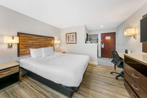 Quality Inn & Suites - image 12