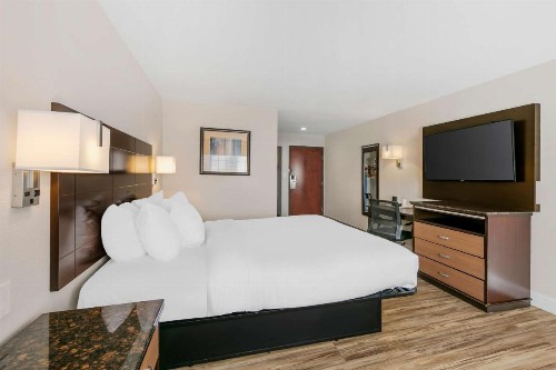 Quality Inn & Suites - image 16