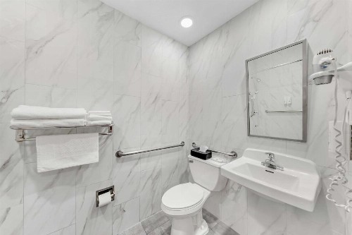 Quality Inn & Suites - image 18