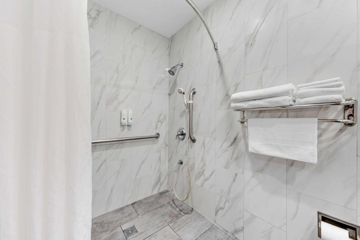 Quality Inn & Suites - image 6