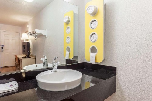 Motel 6 Sacremento Ca - Downton - image 14