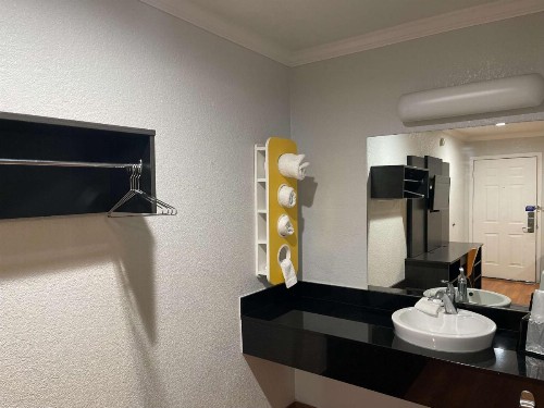 Motel 6 Sacremento Ca - Downton - image 24