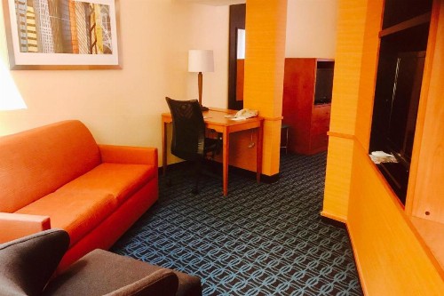 Fairfield Inn and Suites Sacramento Airport Natomas - image 2