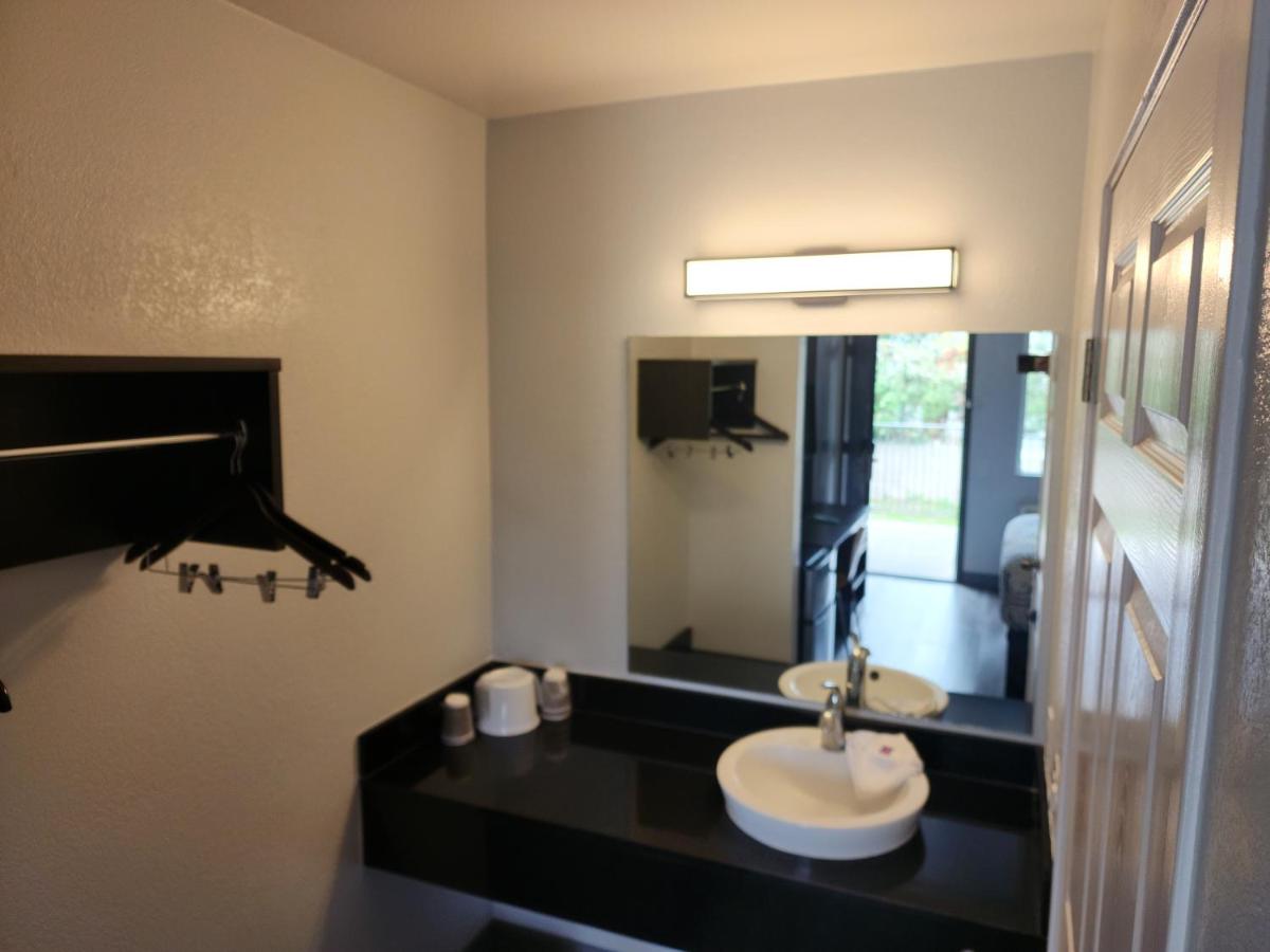 Motel 6-Sacramento CA - South - image 2