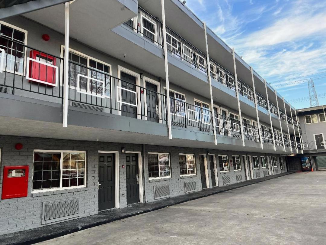 Americas Best Value Inn - Downtown/Convention Center - image 2