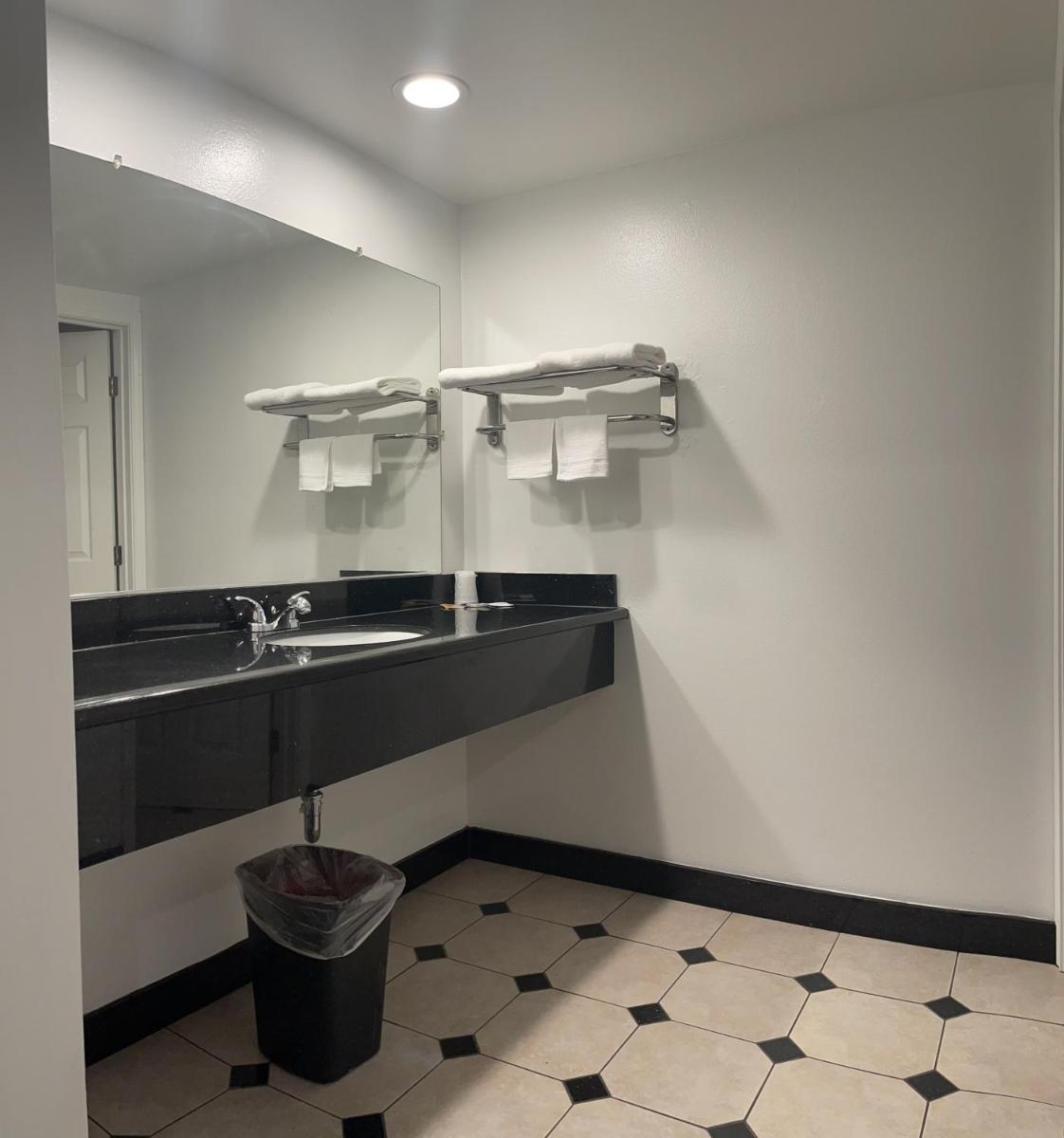 Americas Best Value Inn - Downtown/Convention Center - image 3