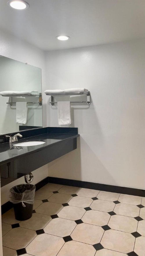 Americas Best Value Inn - Downtown/Convention Center - image 7