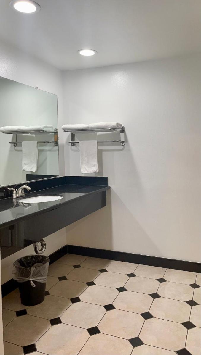 Americas Best Value Inn - Downtown/Convention Center - image 7