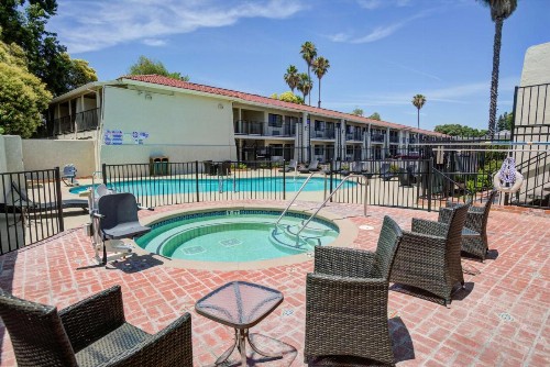 Best Western Sandman Hotel - image 2