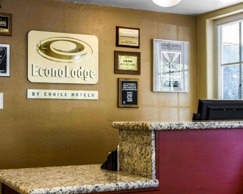 Econo Lodge Sacramento Convention Center - image 11