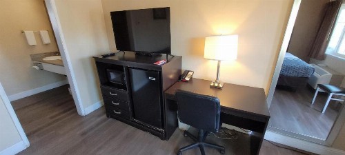 Econo Lodge Sacramento Convention Center - image 12