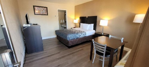 Econo Lodge Sacramento Convention Center - image 14