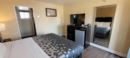 Econo Lodge Sacramento Convention Center - image 18