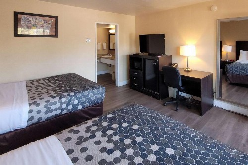 Econo Lodge Sacramento Convention Center - image 20