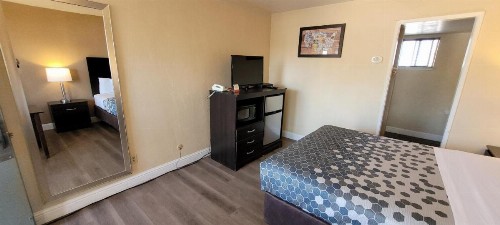Econo Lodge Sacramento Convention Center - image 4