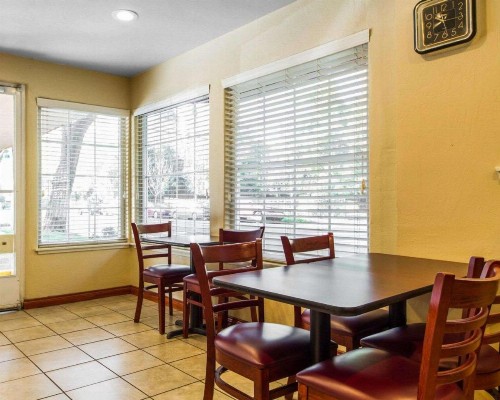 Econo Lodge Sacramento Convention Center - image 5