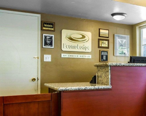 Econo Lodge Sacramento Convention Center - image 7