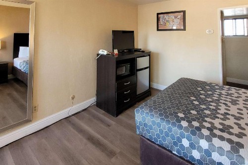 Econo Lodge Sacramento Convention Center - image 8