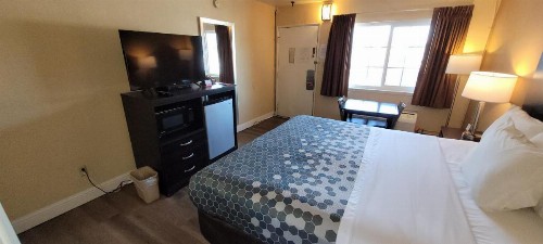 Econo Lodge Sacramento Convention Center - image 9