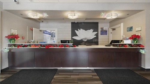 La Quinta Inn & Suites by Wyndham Sacramento Downtown - image 17