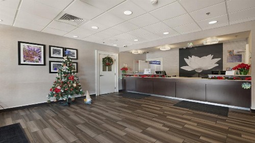 La Quinta Inn & Suites by Wyndham Sacramento Downtown - image 18