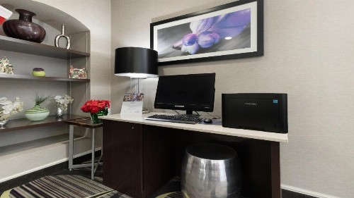 La Quinta Inn & Suites by Wyndham Sacramento Downtown - image 19