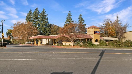 La Quinta Inn & Suites by Wyndham Sacramento Downtown - image 2