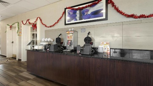 La Quinta Inn & Suites by Wyndham Sacramento Downtown - image 23