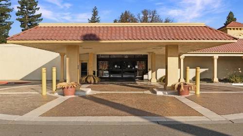 La Quinta Inn & Suites by Wyndham Sacramento Downtown - image 3