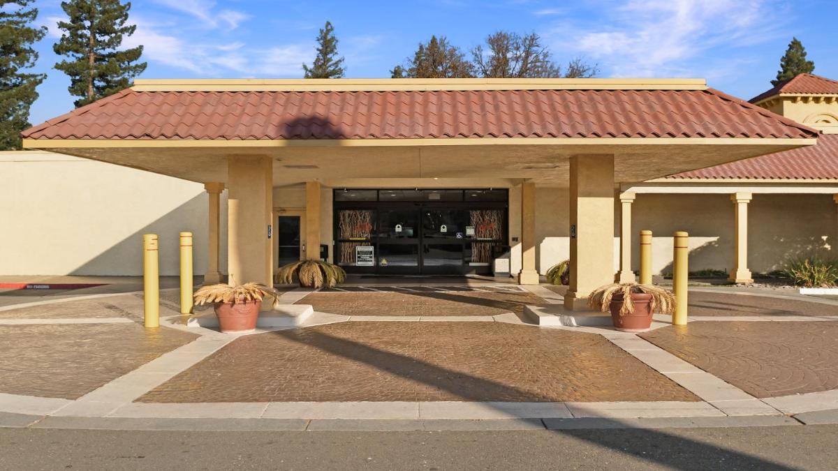 La Quinta Inn & Suites by Wyndham Sacramento Downtown - image 3