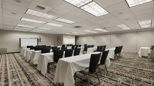 La Quinta Inn & Suites by Wyndham Sacramento Downtown - image 30