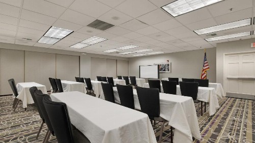 La Quinta Inn & Suites by Wyndham Sacramento Downtown - image 31