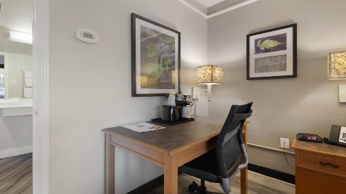 La Quinta Inn & Suites by Wyndham Sacramento Downtown - image 35