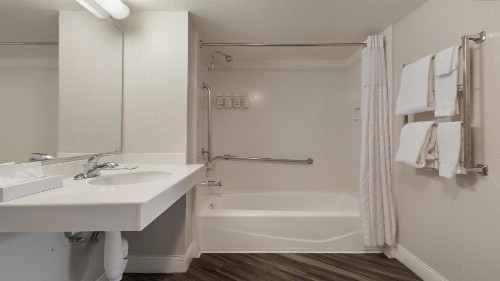 La Quinta Inn & Suites by Wyndham Sacramento Downtown - image 37