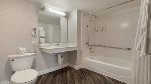 La Quinta Inn & Suites by Wyndham Sacramento Downtown - image 38