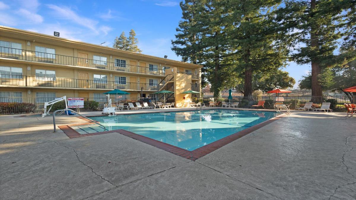 La Quinta Inn & Suites by Wyndham Sacramento Downtown - image 4
