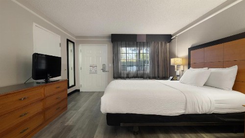 La Quinta Inn & Suites by Wyndham Sacramento Downtown - image 40