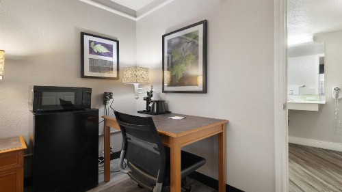 La Quinta Inn & Suites by Wyndham Sacramento Downtown - image 41