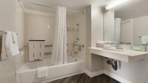 La Quinta Inn & Suites by Wyndham Sacramento Downtown - image 43