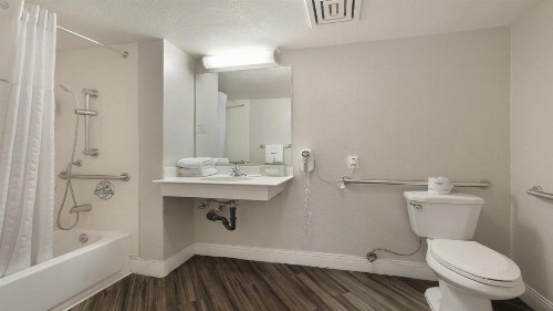 La Quinta Inn & Suites by Wyndham Sacramento Downtown - image 44
