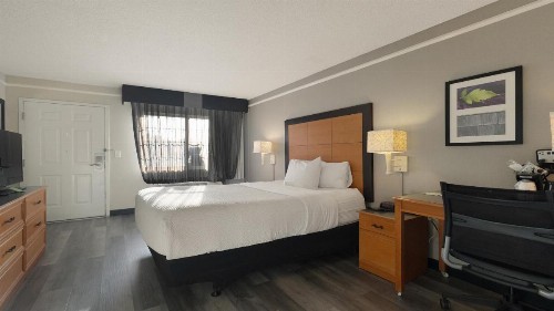 La Quinta Inn & Suites by Wyndham Sacramento Downtown - image 45