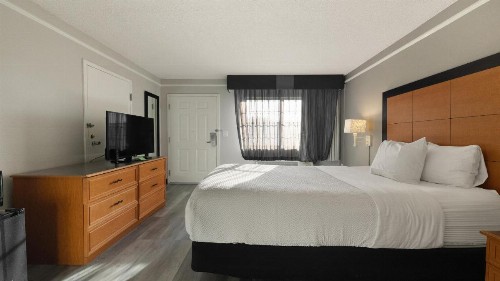 La Quinta Inn & Suites by Wyndham Sacramento Downtown - image 46